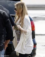 组图：艾薇儿与未婚夫黑白配 豹纹潮装内衣带滑落