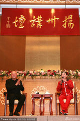 组图：六小龄童重遇唐僧迟重瑞 现场耍金箍棒