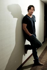 组图：对话基努-里维斯 剥去面纱还是那么酷