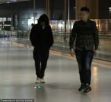 组图：文章独行黑超遮面 躲助理身后避媒体拍摄