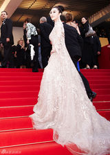 组图：范冰冰戛纳走秀 发髻复古蕾丝礼服妩媚优雅