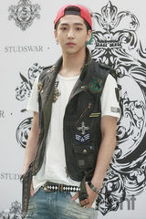 组图：少时Jessica苏怡贤等出席活动春意盎然