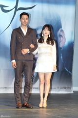 高清组图：宋慧乔透视装宣传新剧 赵仁成帅气