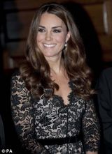 组图：凯特王妃亮相大学庆典派对 黑色透视裙抢眼