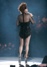 组图：甄妮香港个唱开幕 低胸热舞秀豪乳