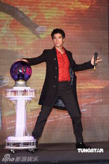 组图：王力宏为小巨蛋个唱造势 为武术表演勤健身