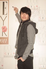 组图：严爵跨年大破音遭骂 年末演出盼嗓子好转