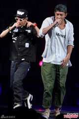 组图：人妻关颖后体位骚夹热狗 嘟嘴激吻