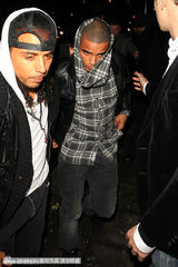 组图：麦当娜与小男友泡吧一脸甜笑 保镖开道气场足