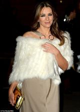 组图：伊丽莎白-赫莉雨中漫步 衣着低调改风格