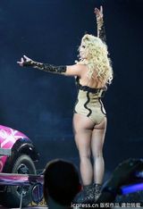 组图：布兰妮巡演诱惑升级 裙摆吹起狂野十足