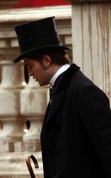 幻灯图：罗伯特-帕丁森礼帽装现身 自称毫不性感