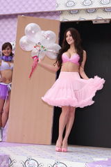 组图：关颖爆乳代言内衣不惜丰胸