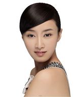 组图：赵子琪新写真肌肤白皙 再现环保护肤之美