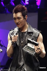 组图：王野发片秀肌肉 母亲带家常菜抵京支持