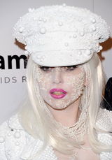 幻灯图集：Lady Gaga珍珠面妆现身艾滋病慈善红毯