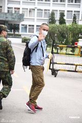 组图：明道休学入伍 自称期待军营生活不怕被偷拍