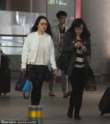 组图：杨钰莹现身机场 为保靓丽容颜上车补妆