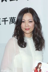 组图：王馨平新书签售感慨幼时父亲严厉教育