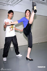 高清：品冠摔伤下巴首曝光 将与天心激情热舞跨年