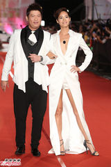 组图：群星亮相金钟奖红毯 林依晨陈柏霖受追捧