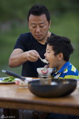 组图：《爸爸去哪儿》萌宝秀友谊 吃饭变小老虎