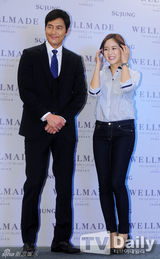 组图：郑雨盛(郑宇成)成宥利站台 挽手合影显亲密