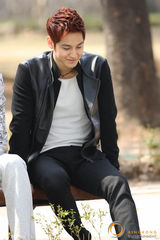 高清组图：《那年冬天》片场 金汎(金范)春光下夺目