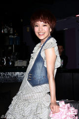 幻灯：郭采洁赴内地宣传新专辑 蔡依林送上电饭锅