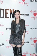 组图：官恩娜亮相派对自曝头撞吉他受伤