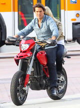 幻灯图集：克鲁斯和迪亚兹拍广告 换衣赤裸上身