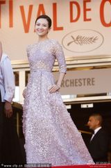 组图：《维纳斯》首映 章子怡素雅长裙助阵