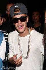 组图：比伯蓄须潮人装看秀 沧桑显男人范