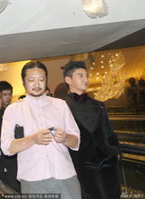 组图：吴奇隆捞金恋爱靠边站 专人护驾大牌范足