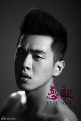 组图：《恋歌》发黑白海报 张若昀神情黯然