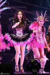 组图：张惠妹台北热力开唱 羽毛装惊艳大秀爵士鼓