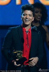 组图：火星哥获最佳流行专辑奖 高兴难合嘴