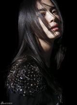 组图：姚晨登《优家画报》封面沉稳厚实