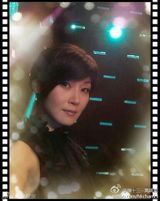 组图：43岁万绮雯容颜不老似花季少女