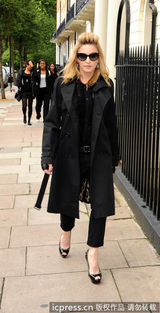 组图：麦当娜黑超出街天后范十足 任凭狗仔拍照