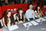 高清组图：AKB48三成员抵港宣传 签名会下场做评委
