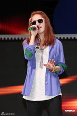 组图：萧亚轩昆凌等港台百位明星同台为公益开唱