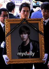 组图：SG Wannabe蔡东河出殡 家人与好友悲痛送别