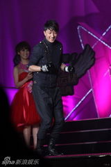 组图：第三届风云新人盛典 韩庚欢快跳“喜洋洋”