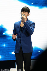 高清图：金秀贤上海萌翻粉丝 调皮索偶像签名