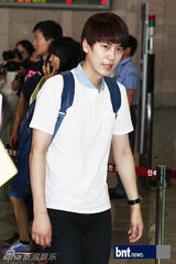 组图：SJ少女时代亮相机场将赴日演出