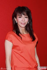 组图：候选港姐20强职业装亮相 郑裕玲亲授秘技