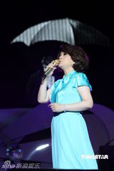 组图：蔡琴百万精华上海演唱会 回忆往事泪盈眼眶