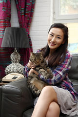组图：石琳居家写真与爱猫嬉戏