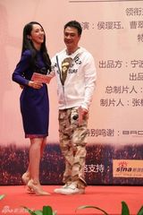 组图：吴镇宇董璇亮相《慢慢地陪着你走》发布